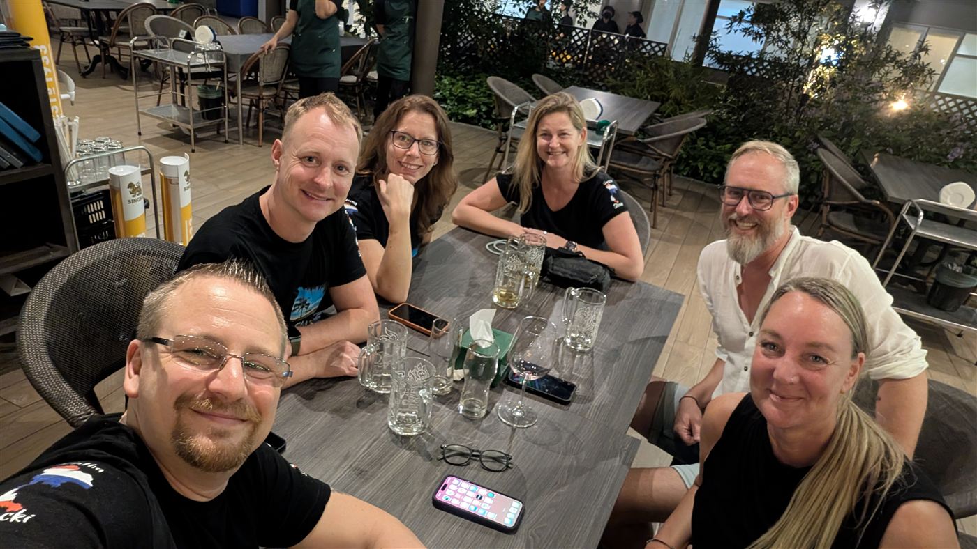 Gruppe beim Abendessen im Outdoor-Restaurant in Bangkok